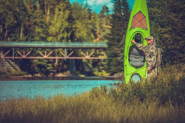 Quelles sont les techniques de base pour le camping en kayak dans les eaux vives?